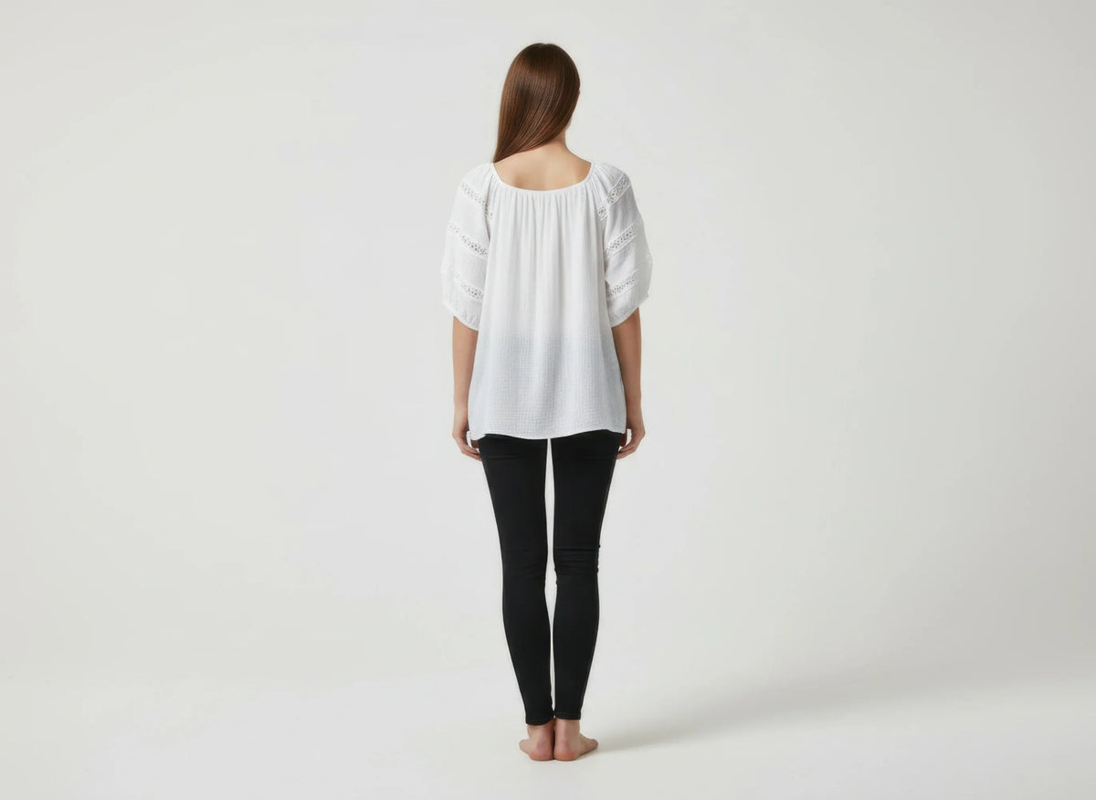 Haut femme blanc, vue arrière, encolure froncée, manches courtes bouffantes