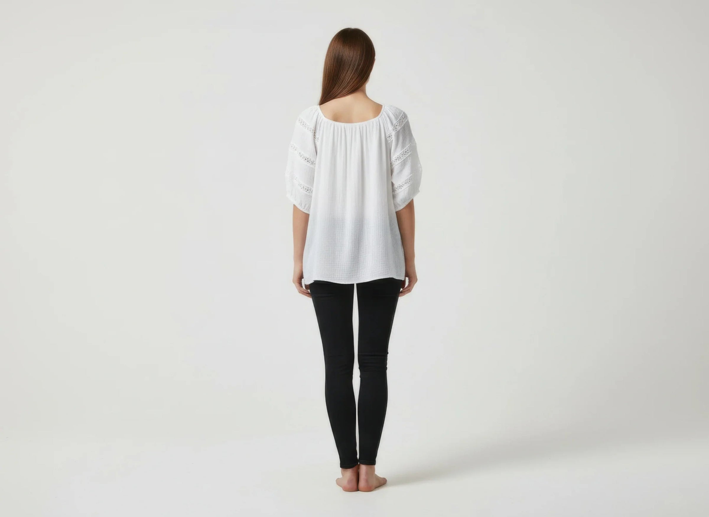 Haut femme blanc, vue arrière, encolure froncée, manches courtes bouffantes