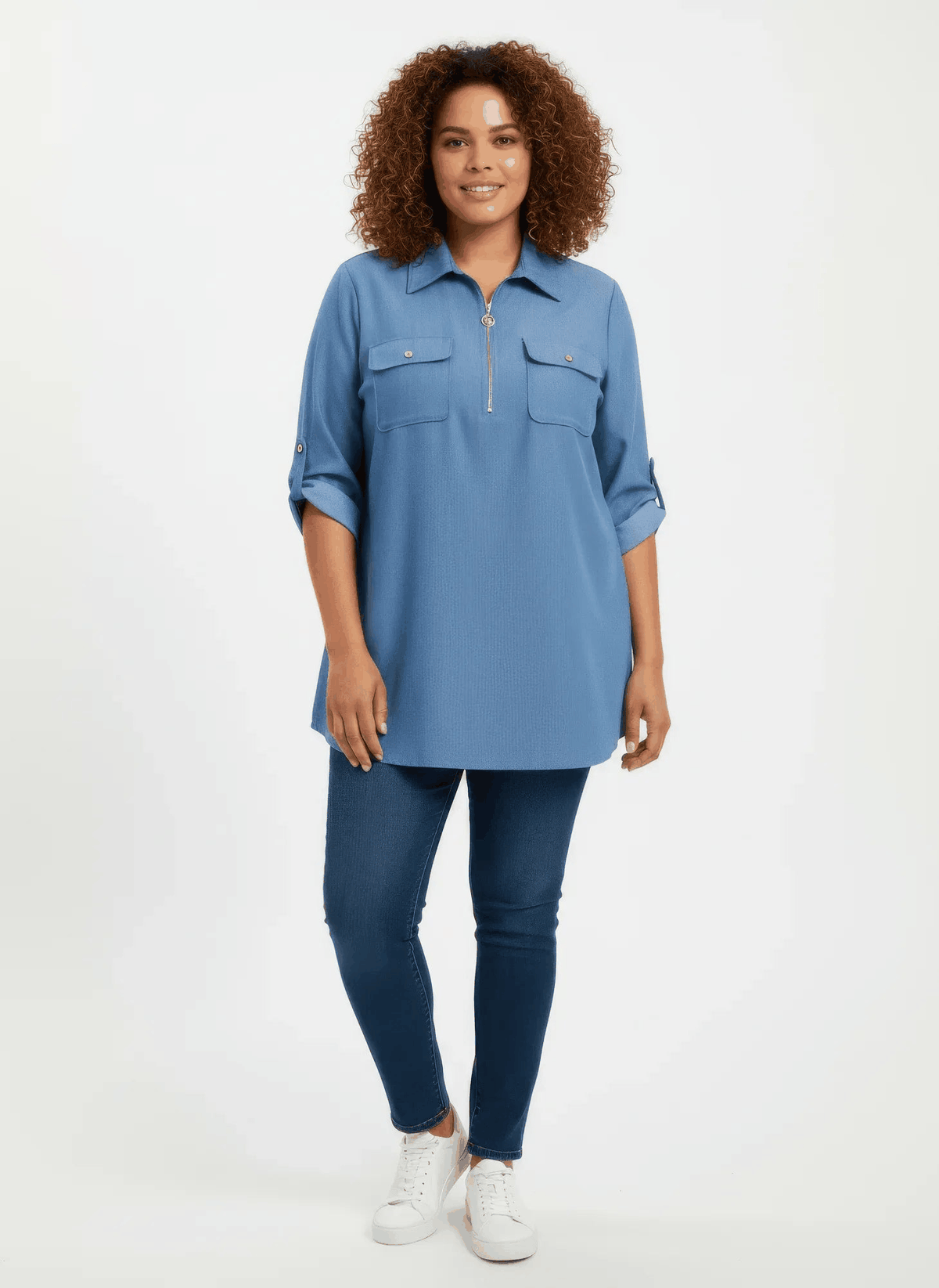 Tunique bleue à col chemise, demi-zip, poches poitrine et manches retroussées