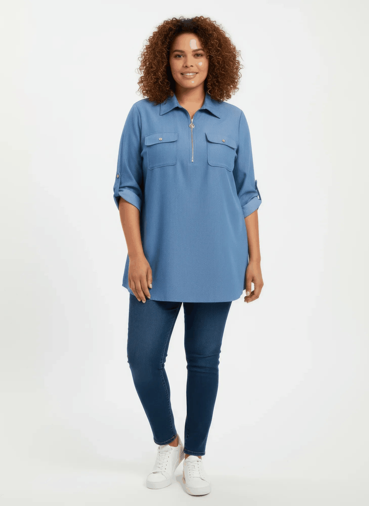 Tunique bleue à col chemise, demi-zip, poches poitrine et manches retroussées
