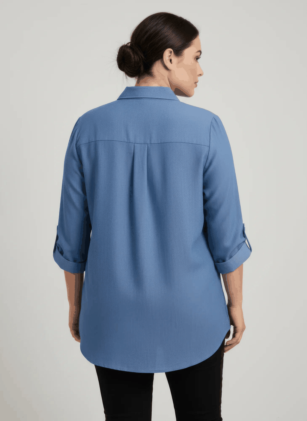Tunique bleue vue de dos, col chemise et coutures d'épaule, manches retroussées