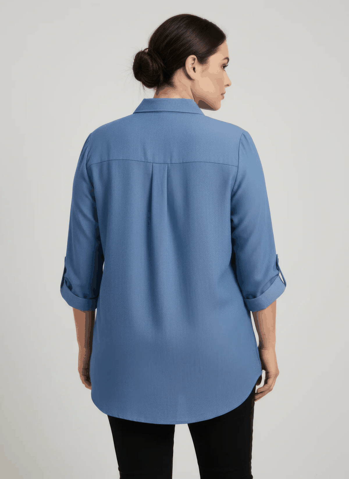 Tunique bleue vue de dos, col chemise et coutures d'épaule, manches retroussées