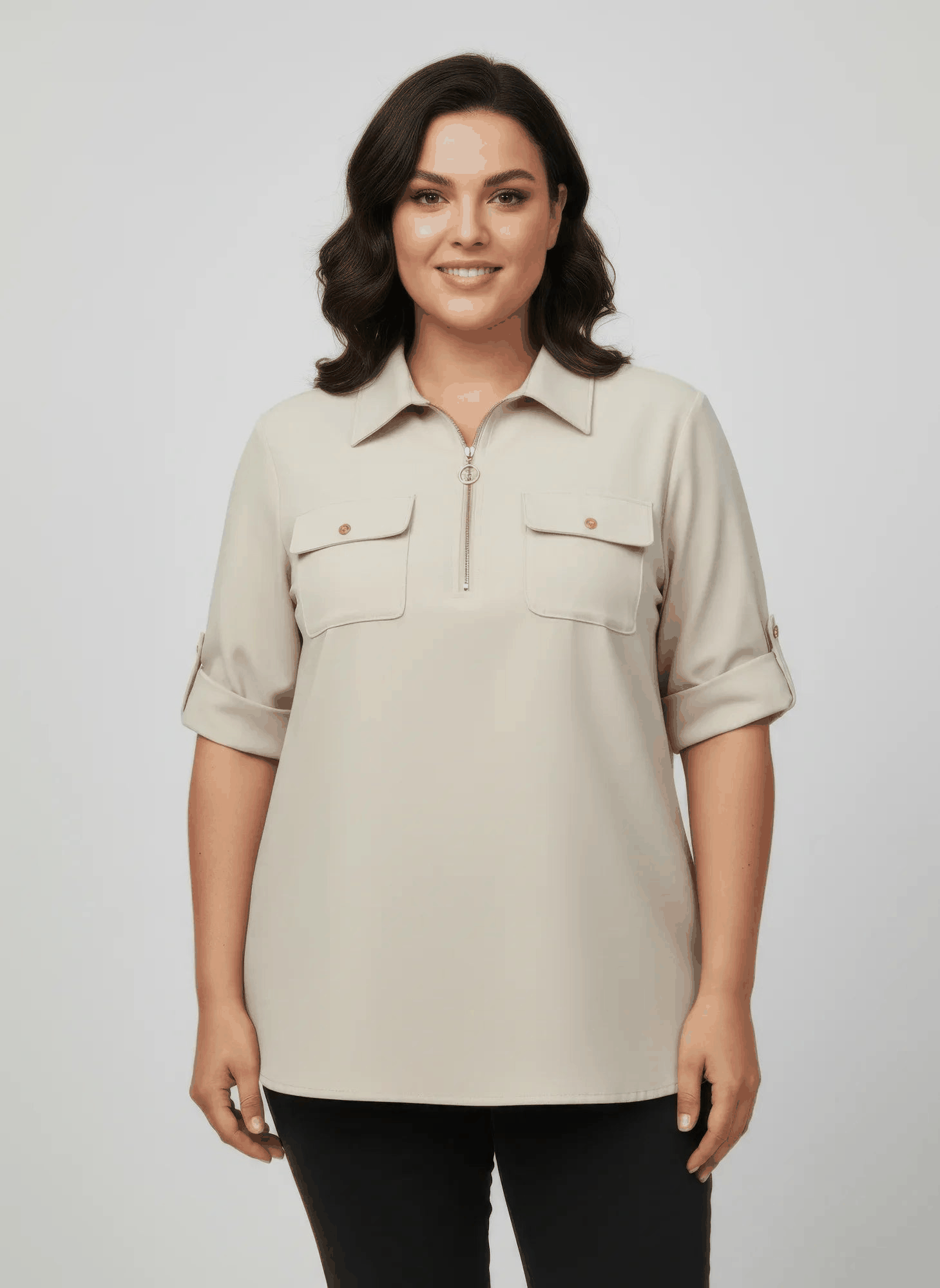 Tunique beige à demi-zip, col chemise, poches poitrine, manches retroussables