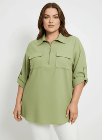 Tunique verte grande taille à demi-zip, col chemise et deux poches poitrine