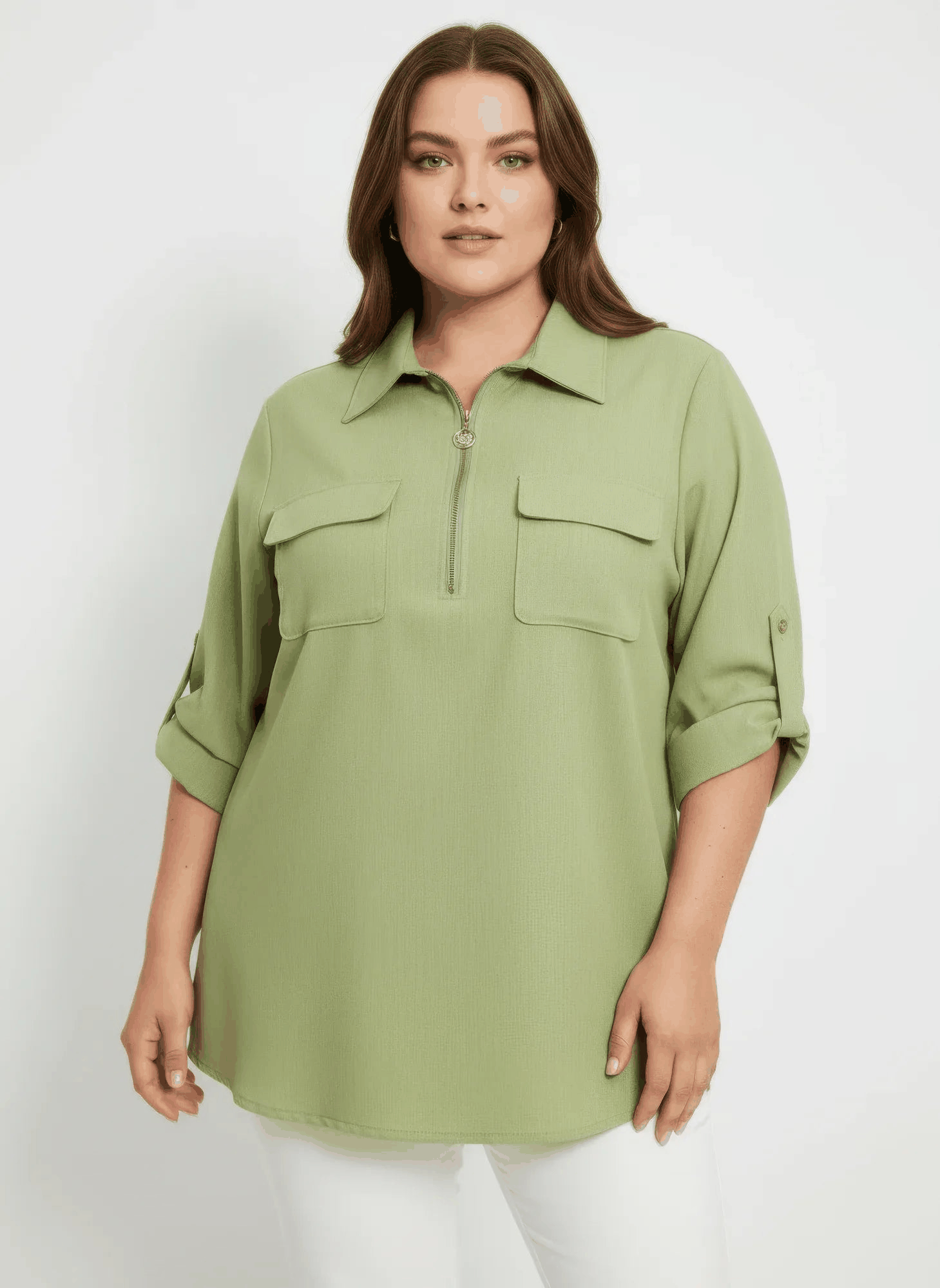 Tunique verte grande taille à demi-zip, col chemise et deux poches poitrine
