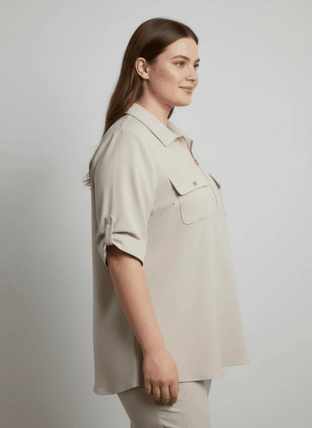 Tunique beige à demi-zip et col chemise, poches poitrine, vue de côté