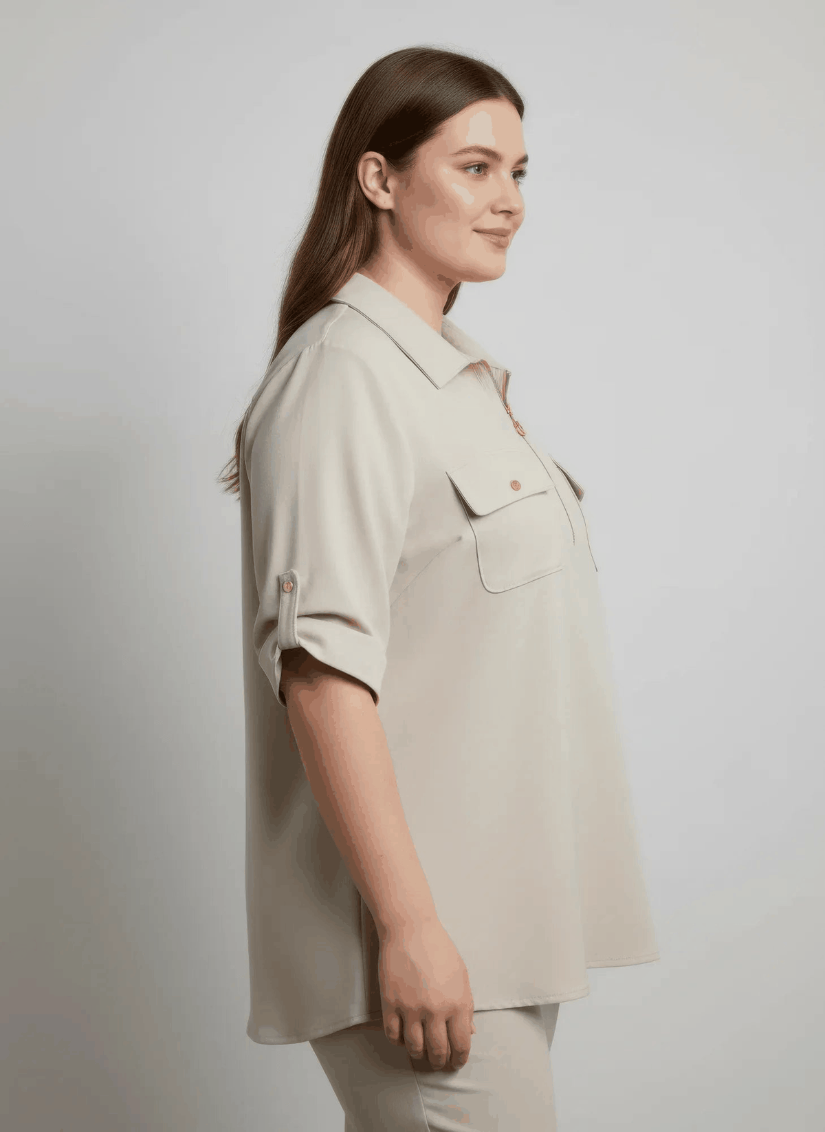 Tunique beige à demi-zip et col chemise, poches poitrine, vue de côté