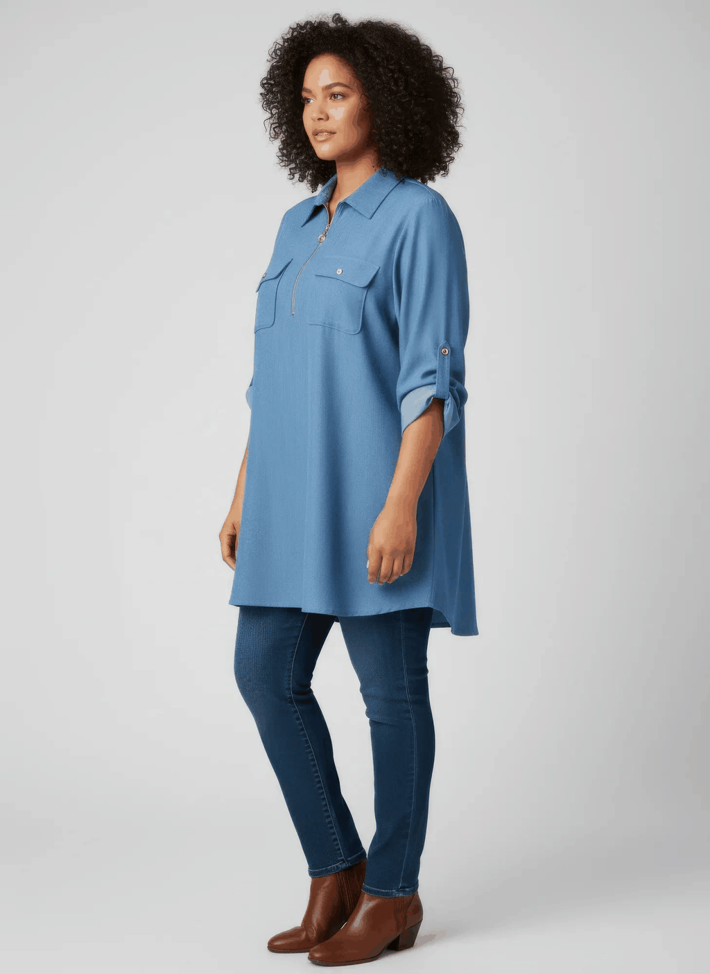 Tunique bleue à demi-zip et poches poitrine, longueur mi-hanche, manches retroussées