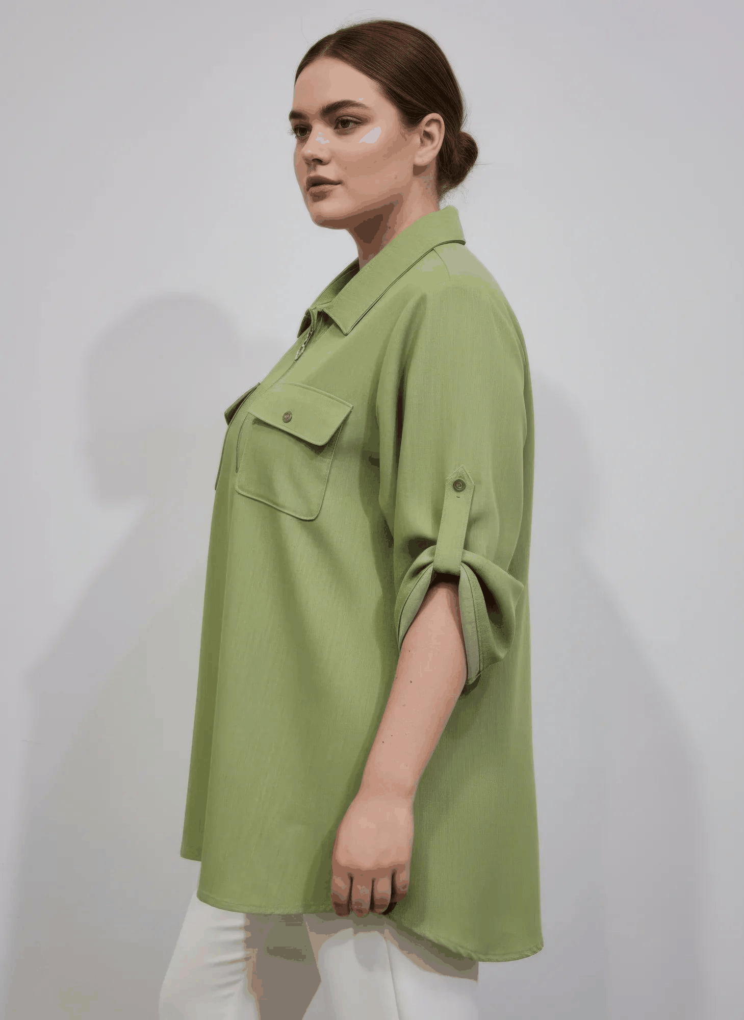 Tunique verte à col chemise et poches poitrine, vue de côté, manches retroussées