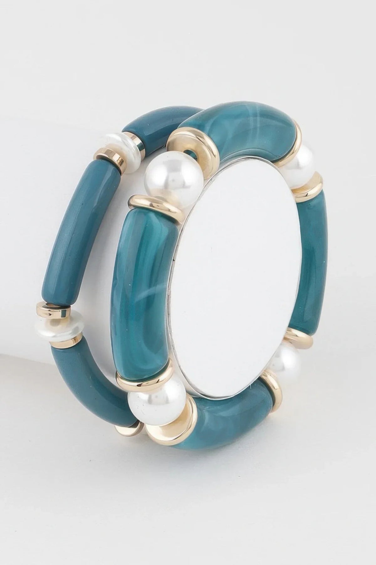 Bracelet double en résine marbrée bleu sarcelle, perles nacrées et monture dorée.