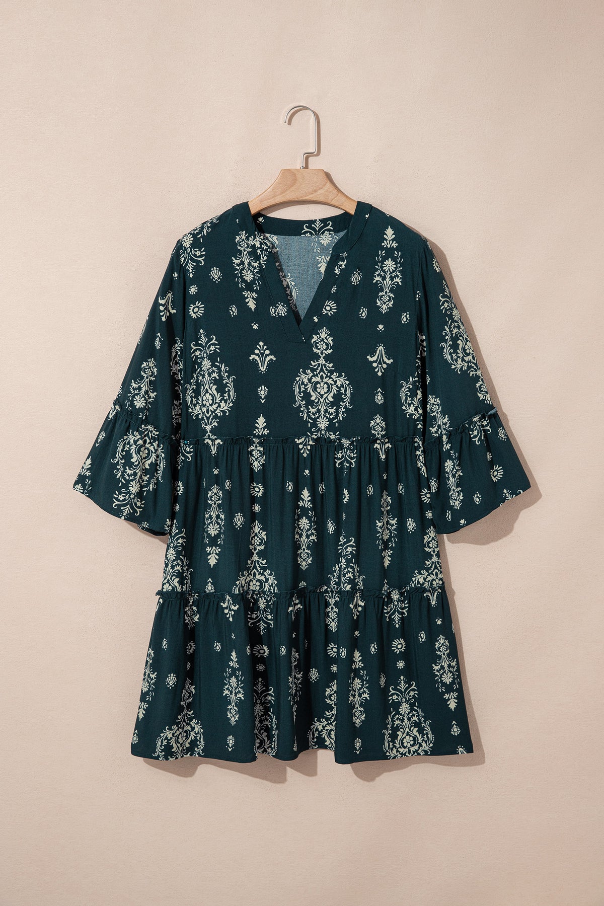 Robe mini verte foncée à motifs baroques clairs, manches trois-quarts, sur cintre