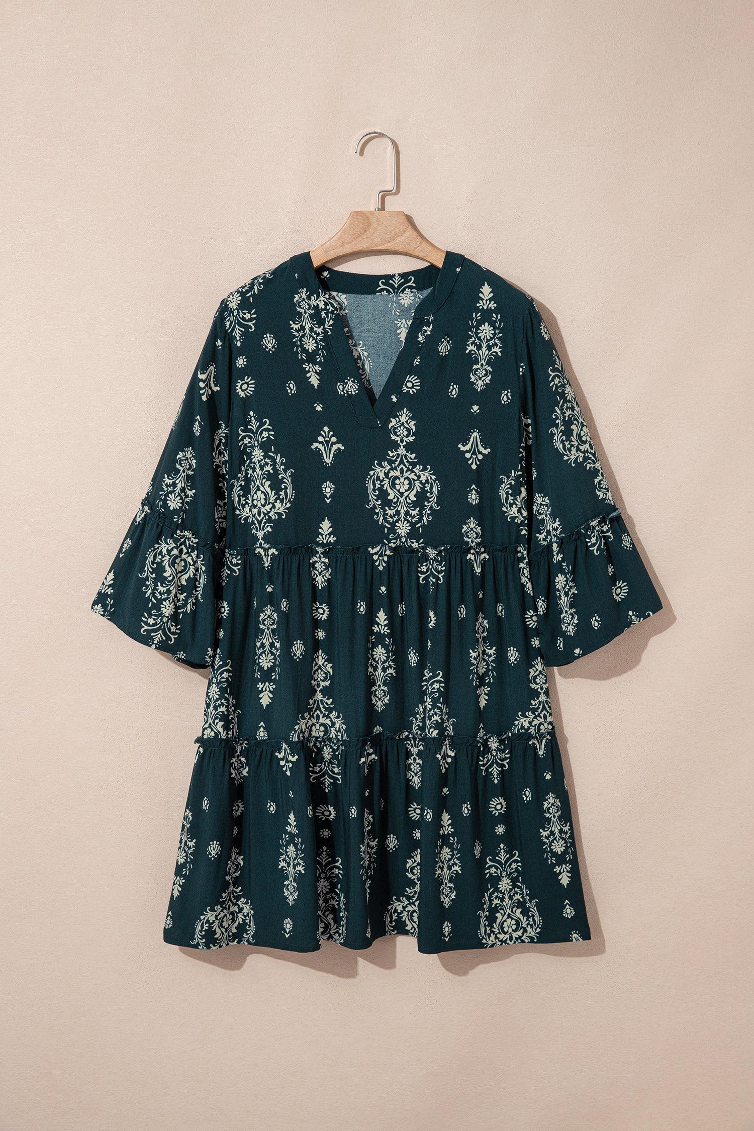 Robe mini verte foncée à motifs baroques clairs, manches trois-quarts, sur cintre