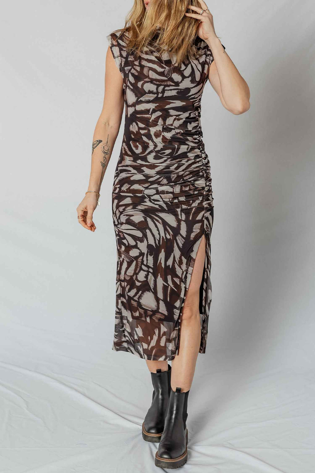 Robe midi moulante en résille marron, motif léopard, fente sur le côté