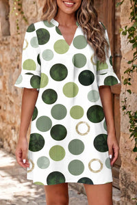 Robe mini à pois verts sur fond blanc, col V, manches courtes évasées, coupe droite.