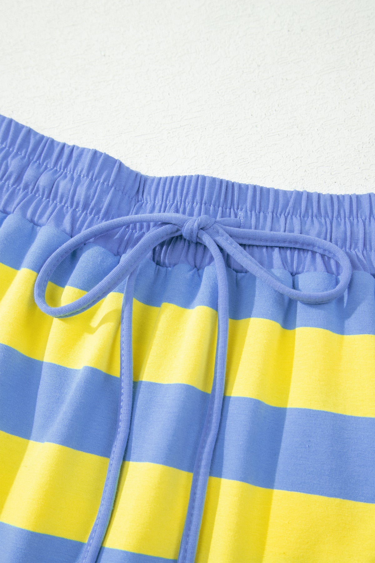 Ceinture du short rayé bleu et jaune avec cordon de serrage