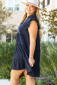 Robe bleue marine à volants, coupe évasée, manches courtes et encolure V.