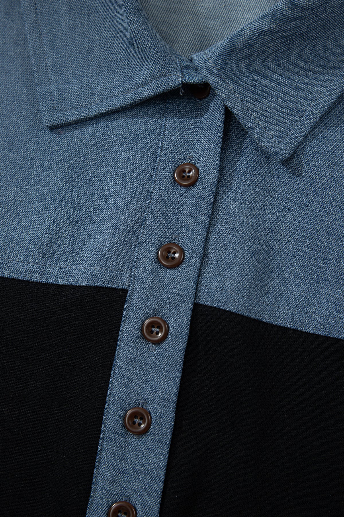 Haut polo bicolore en denim : patte boutonnée avec boutons ronds bruns.