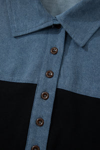 Haut polo bicolore en denim : patte boutonnée avec boutons ronds bruns.