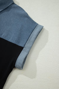 Haut polo bicolore en denim, détail manche et couture d’empiècement noir.
