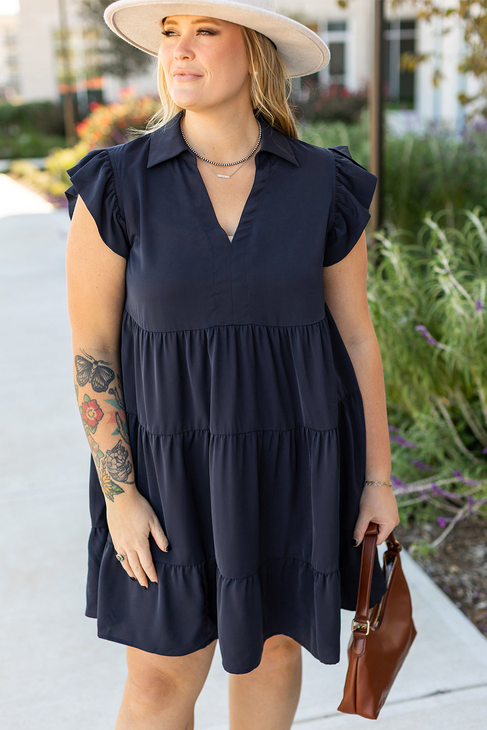 Robe bleue marine grande taille à volants, encolure V et manches volantées.