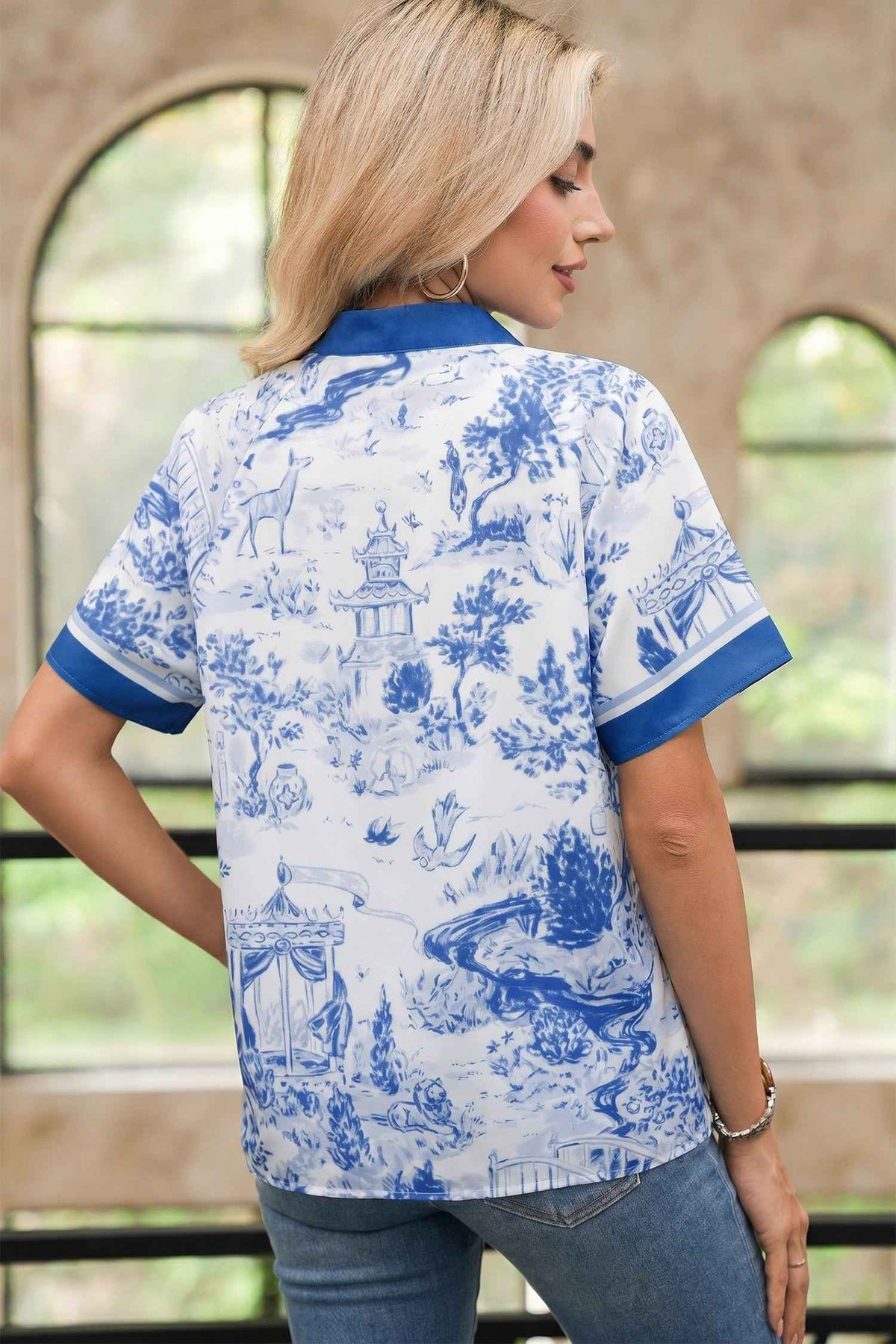 Haut femme bleu imprimé sur fond clair, col V contrasté, dos et manches raglan.