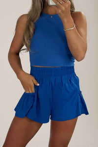 Short bleu foncé à taille élastique froncée et volants superposés sur les côtés