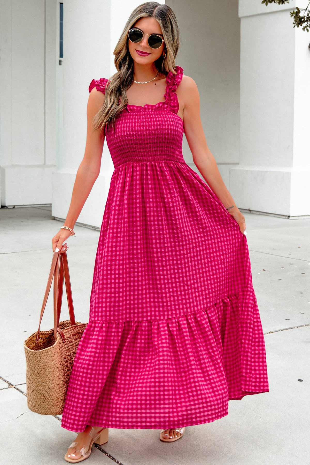 Robe longue à carreaux rose vif, buste smocké, encolure carrée, silhouette évasée