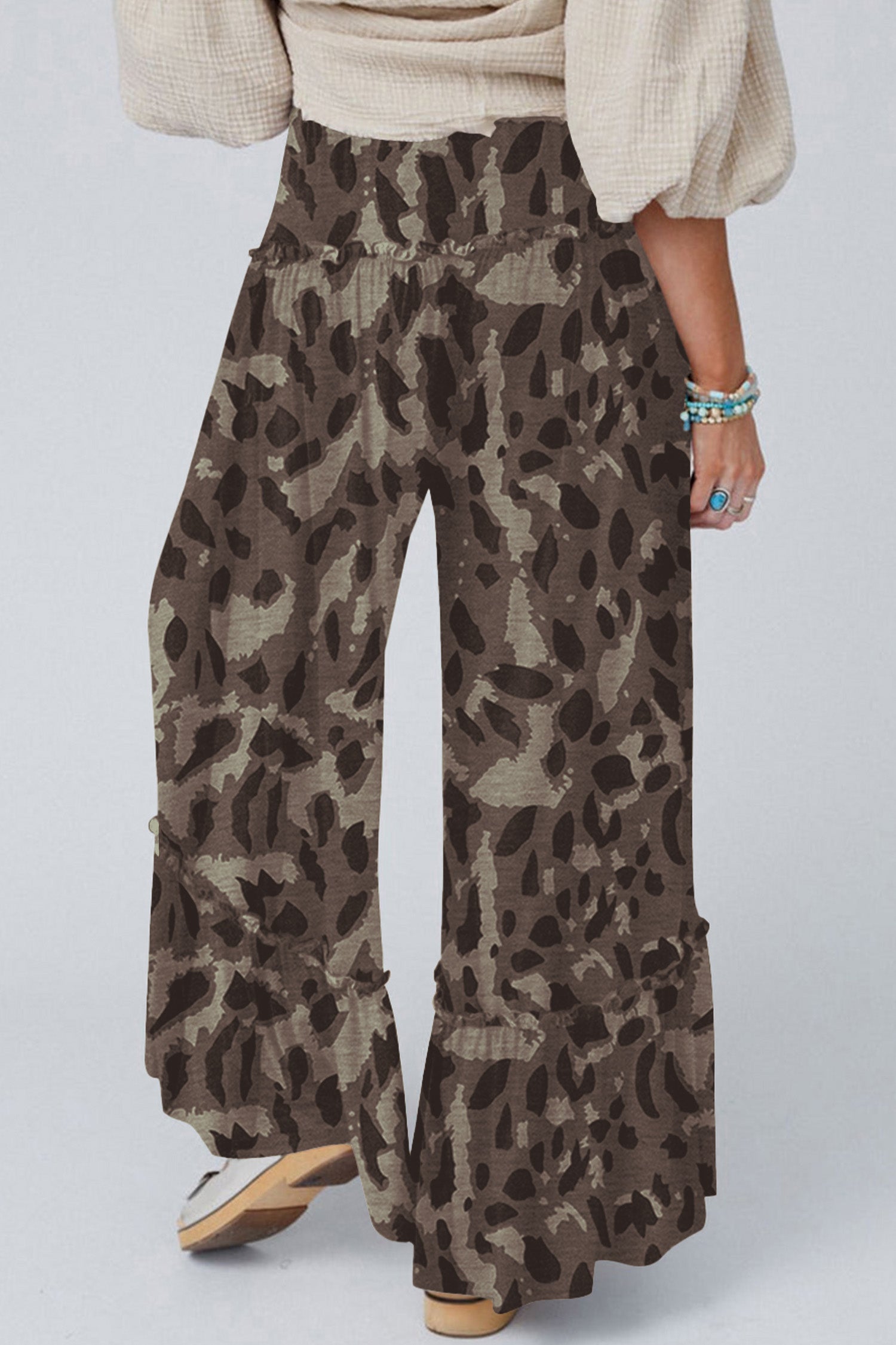 Pantalon ample camouflage marron, taille élastique, jambes larges et bas volantés