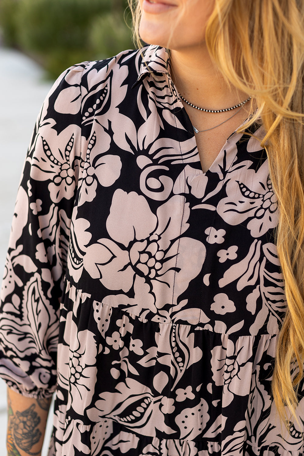 Haut de robe noire, imprimé floral beige, manches bouffantes, encolure ronde