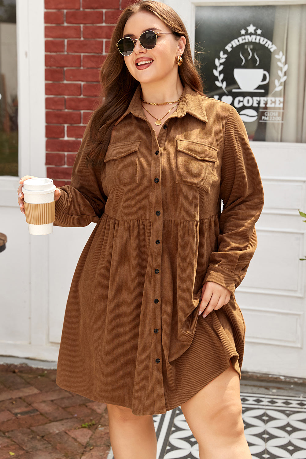 Robe chemise en velours côtelé marron, col et boutons, manches longues, poches plaquées