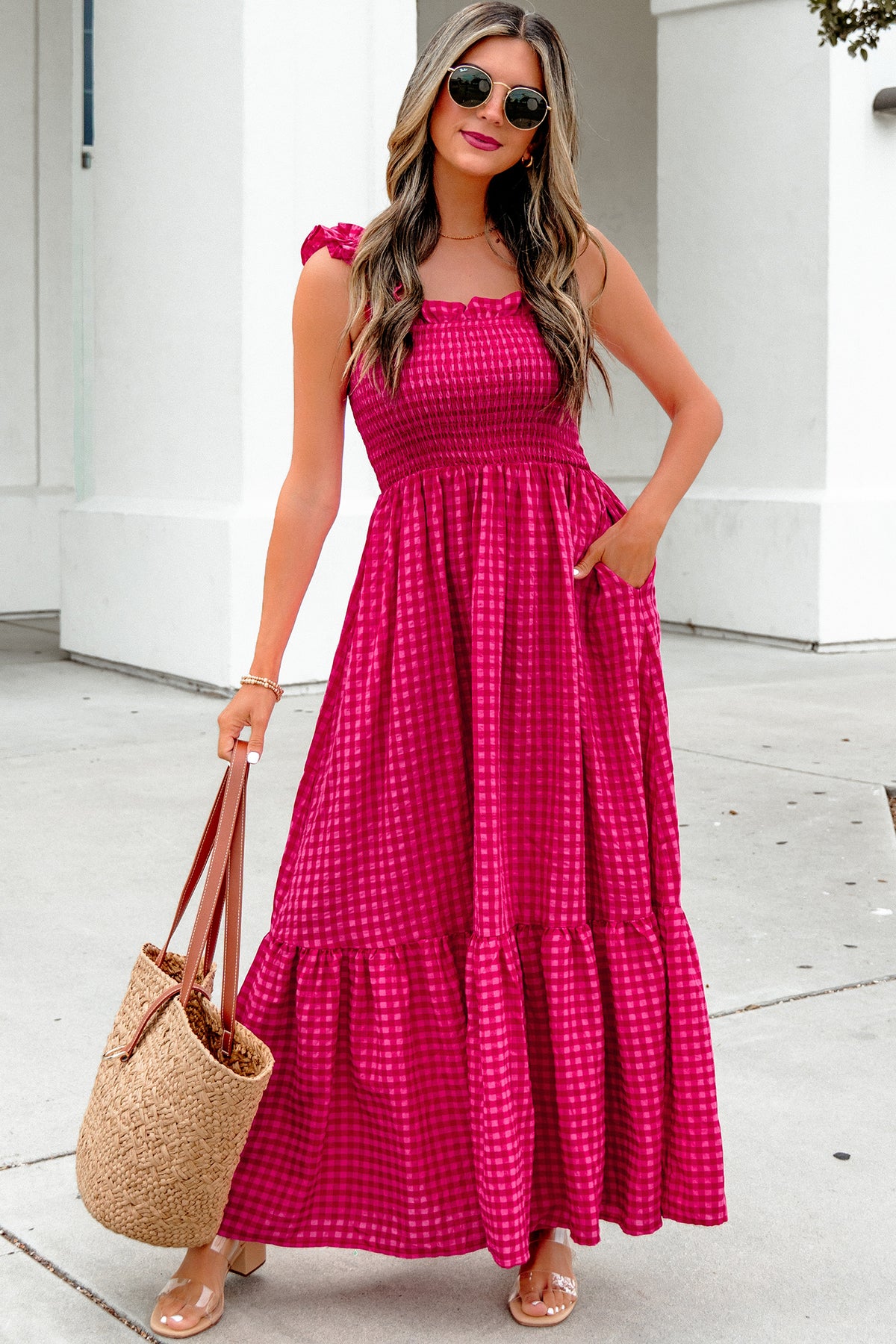 Robe longue à carreaux rose vif, smockée, encolure carrée, bretelles à volants
