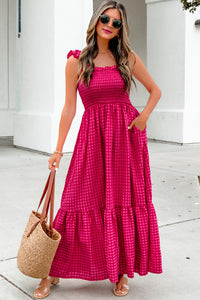 Robe longue à carreaux rose vif, smockée, encolure carrée, bretelles à volants