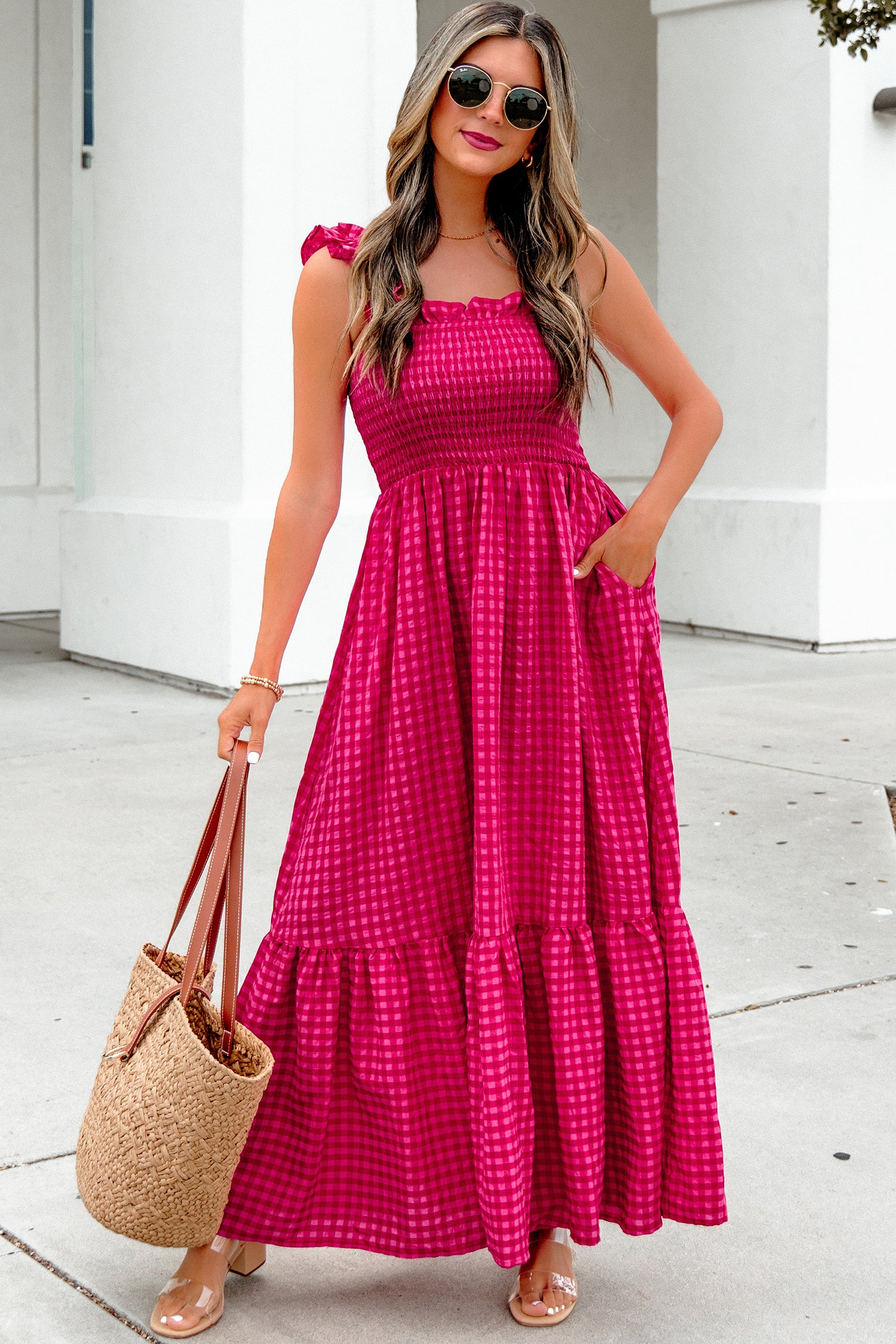 Robe longue à carreaux rose vif, smockée, encolure carrée, bretelles à volants