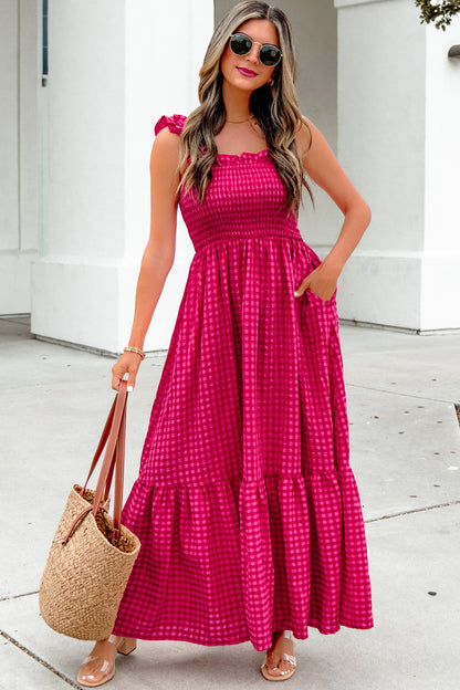Robe longue à carreaux rose vif, smockée, encolure carrée, bretelles à volants