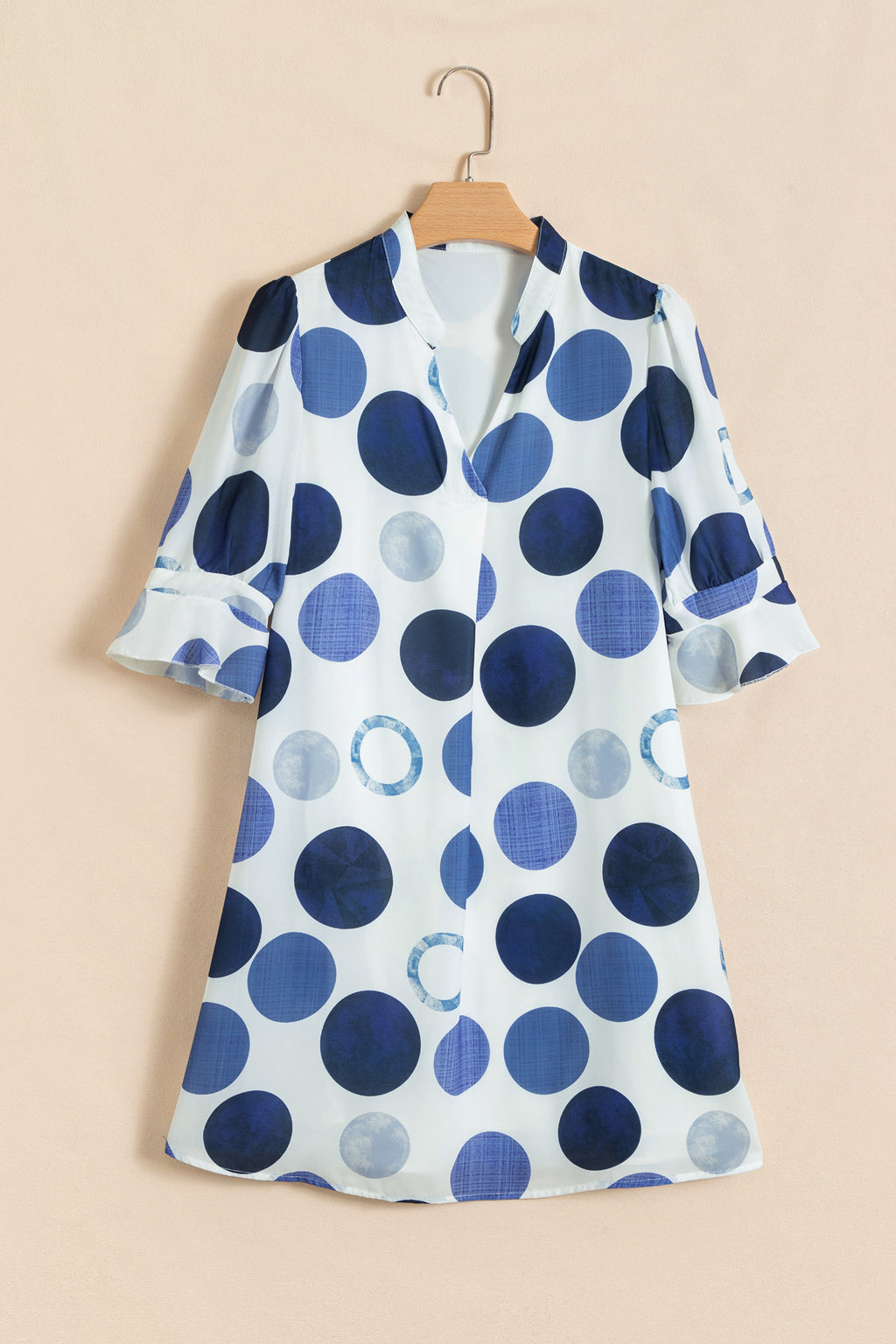 Robe mini blanche à manches évasées, pois bleu et bleu-gris, encolure en V