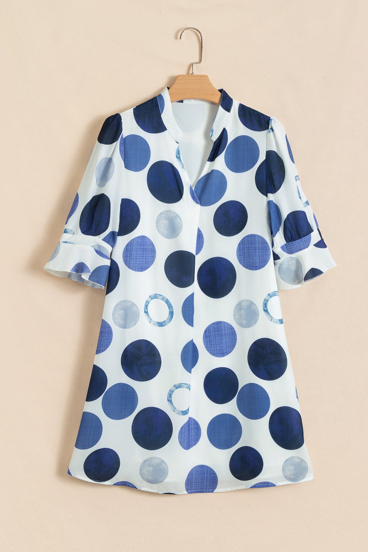 Robe mini blanche à manches évasées, pois bleu et bleu-gris, encolure en V