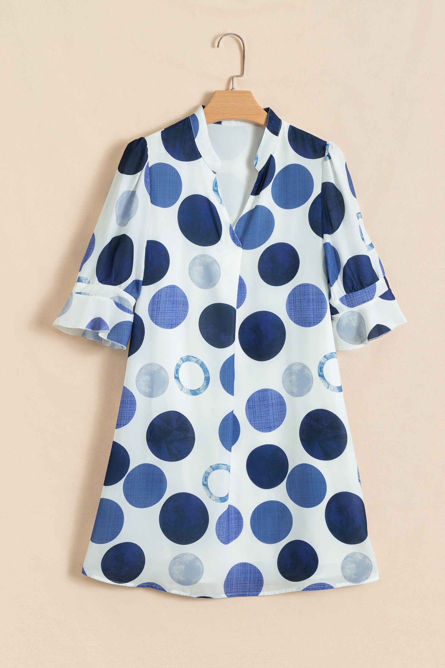 Robe mini blanche à manches évasées, pois bleu et bleu-gris, encolure en V