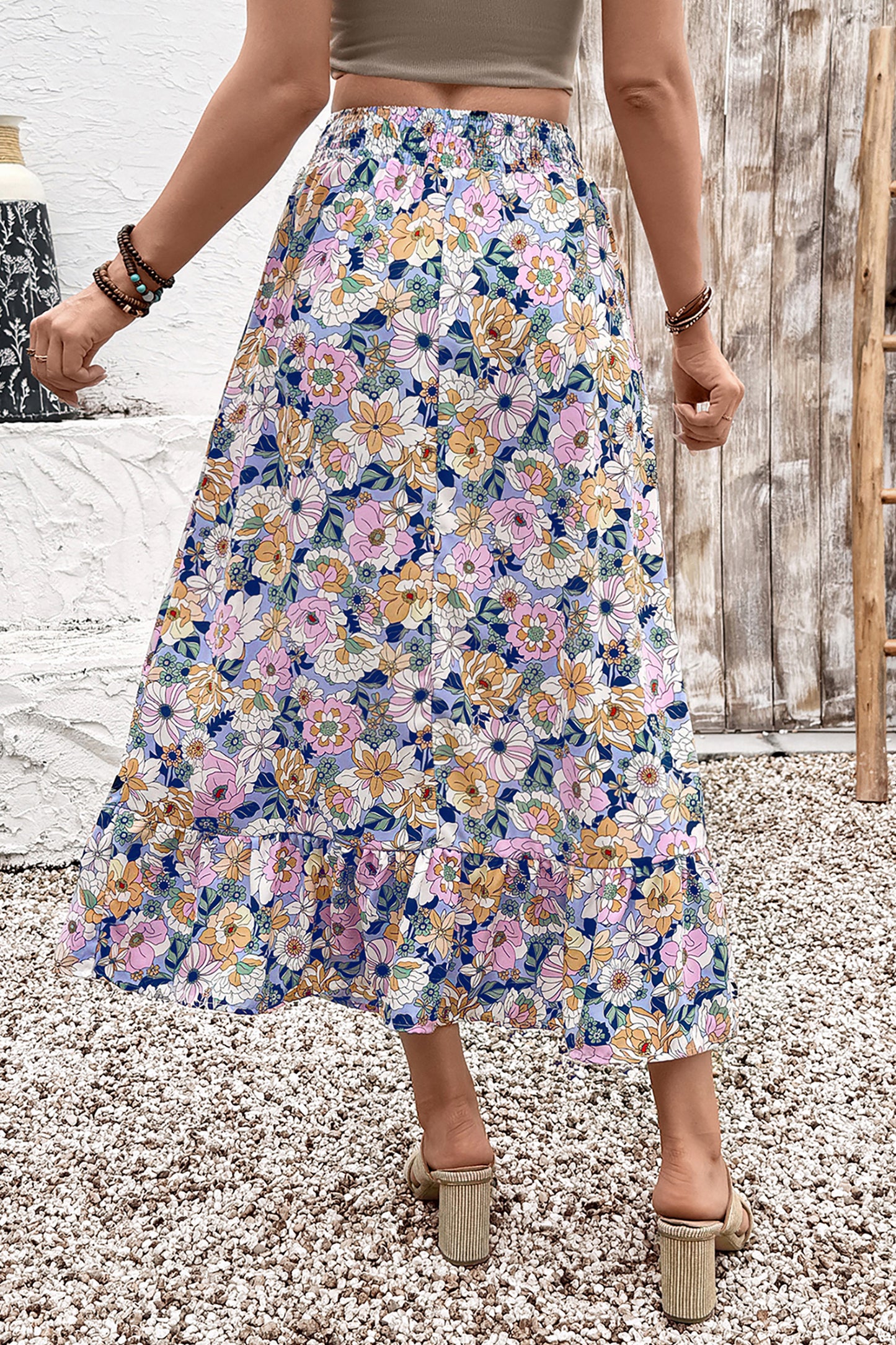 Jupe longue bohème à taille haute, motif floral multicolore, volants à plusieurs niveaux.