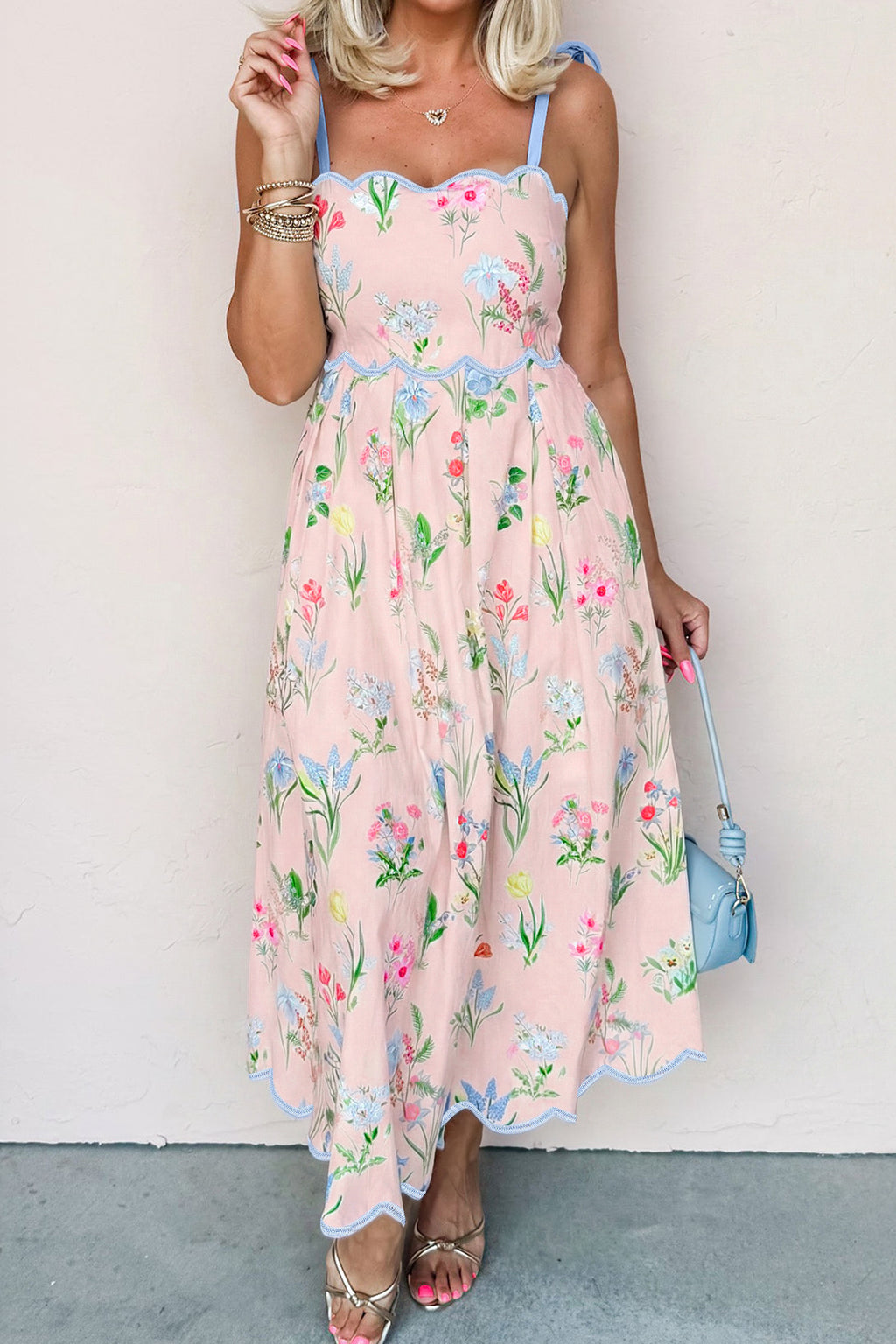 Robe midi rose pâle à fleurs, bretelles à nouer, taille froncée