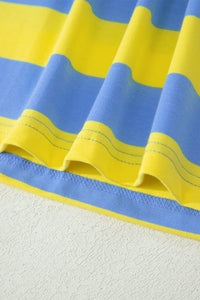 Ourlet du t-shirt rayé bleu et jaune, bas à volants et surpiqûres