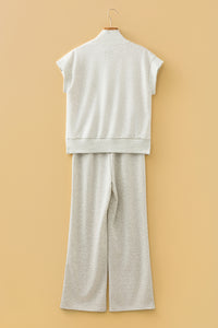 Ensemble polo zippé et pantalon large écru clair, vue arrière sur cintre