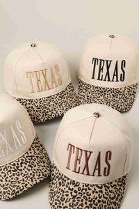 Lot de casquettes baseball beige TEXAS brodé et visières motif léopard