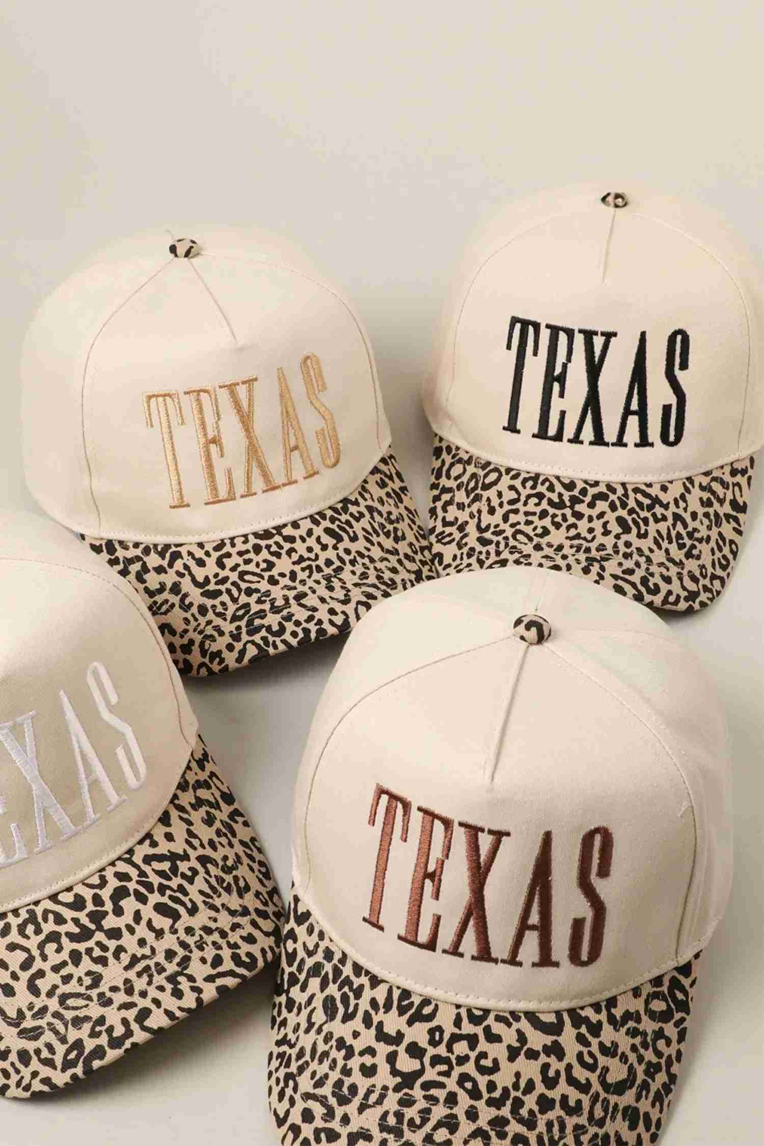 Lot de casquettes baseball beige TEXAS brodé et visières motif léopard