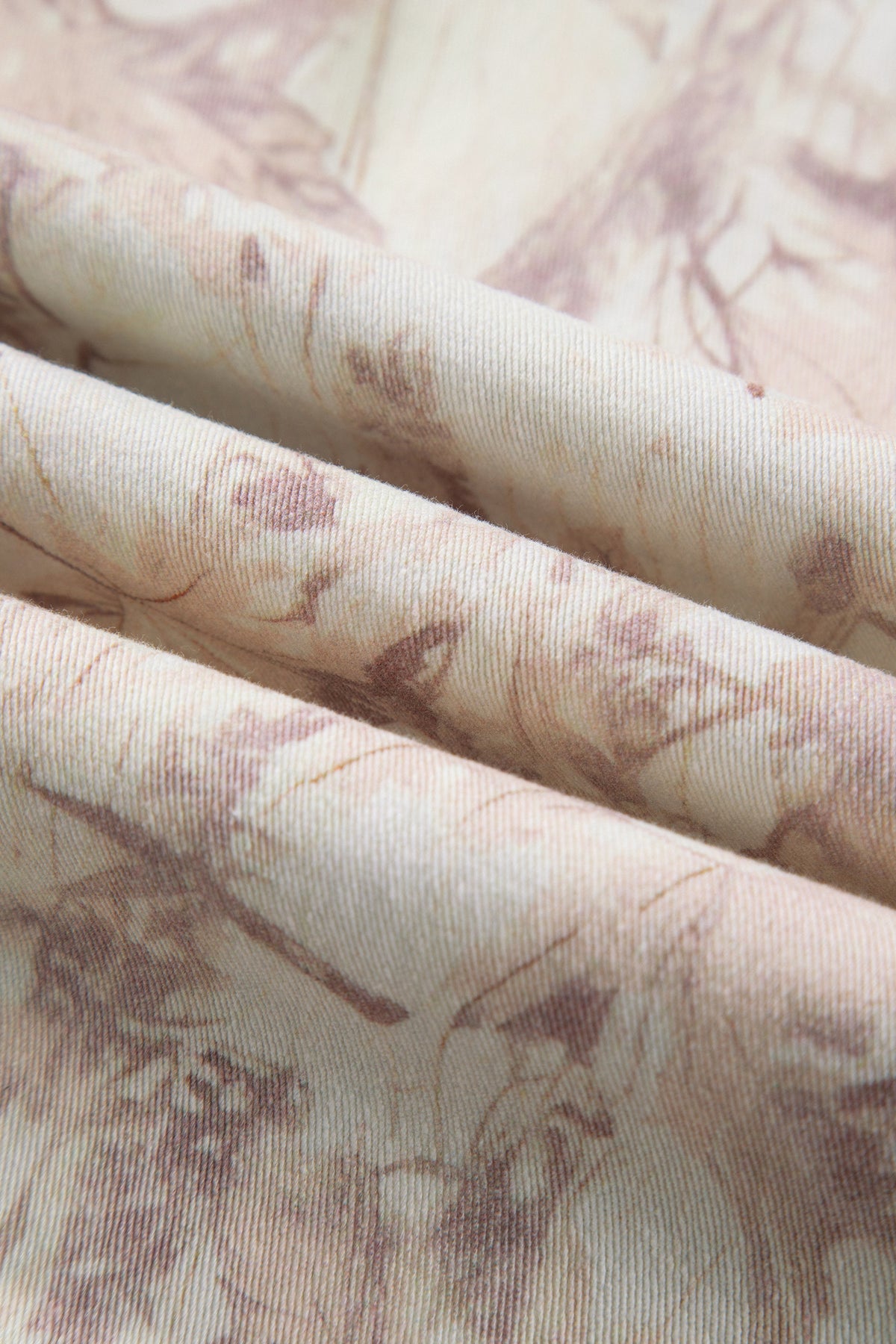 Tissu du jean large femme motif camouflage rose clair, détails des nervures.