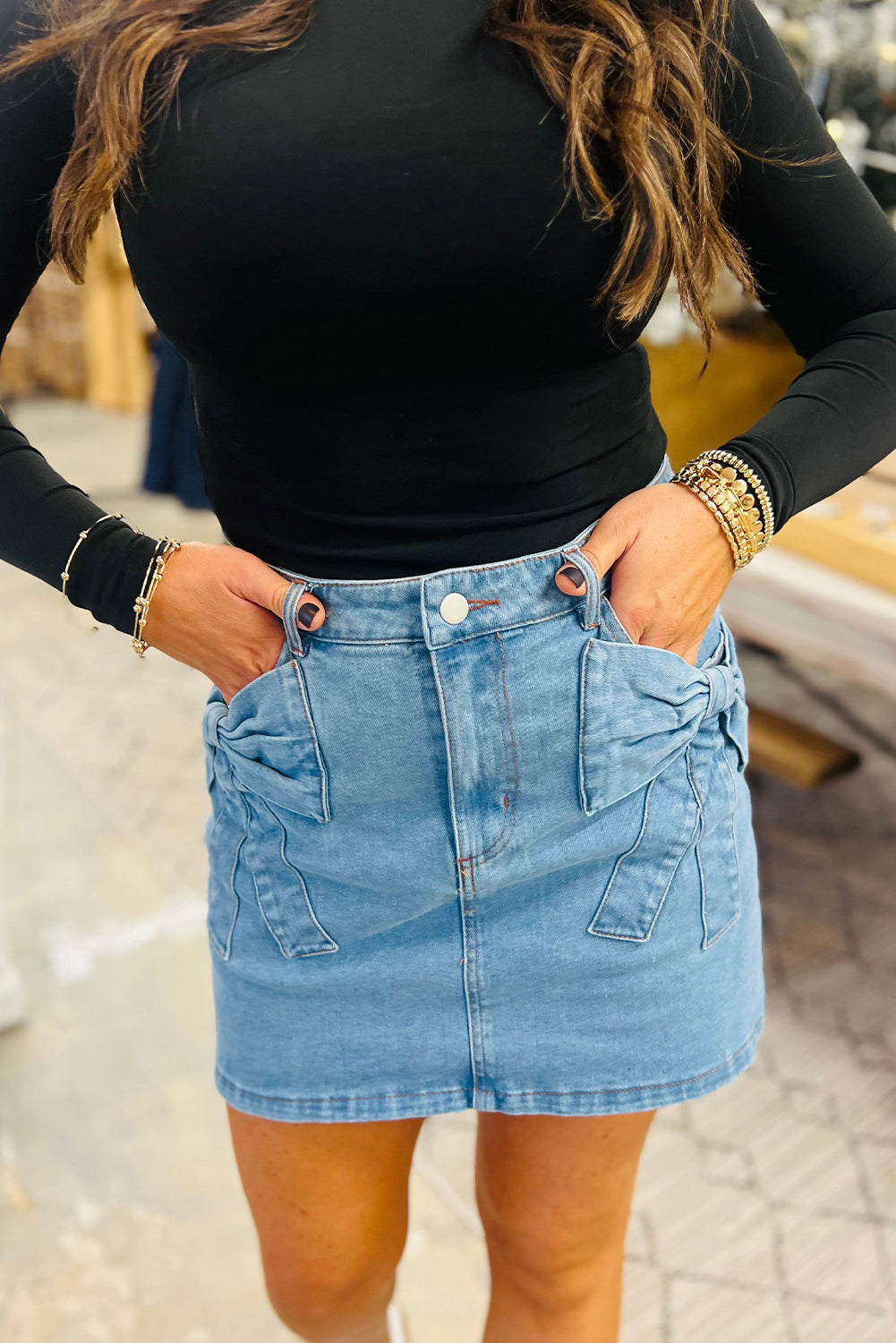 Jupe en jean bleu clair taille haute portée, poches avant et nœuds sur les côtés