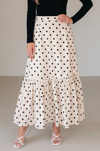 Jupe longue blanche à pois noirs, coupe évasée, volants superposés.