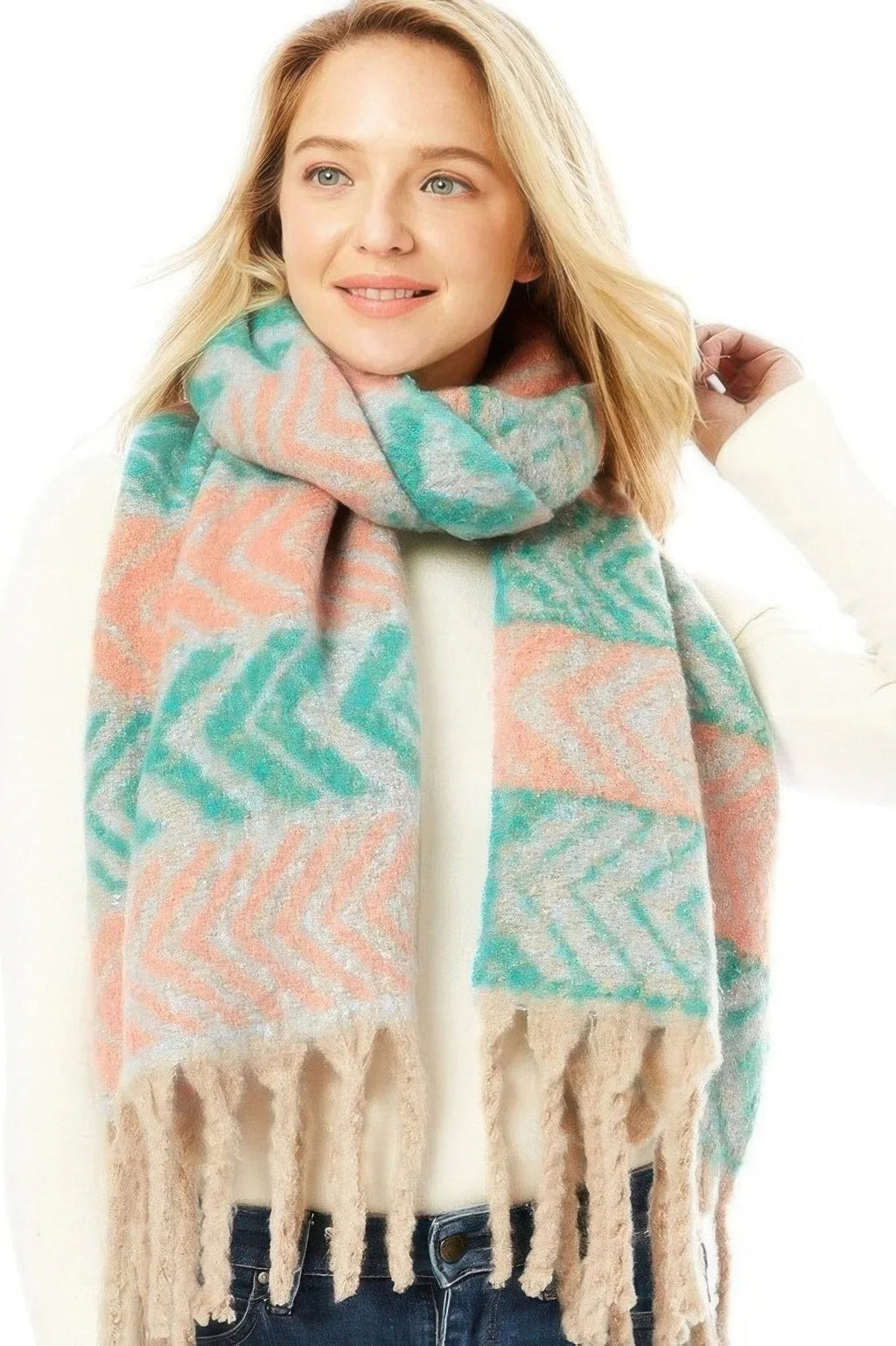 Écharpe bicolore à franges, motif chevrons rose et turquoise.