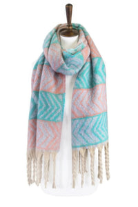 Écharpe bicolore à franges, motif chevrons rose et turquoise sur mannequin.
