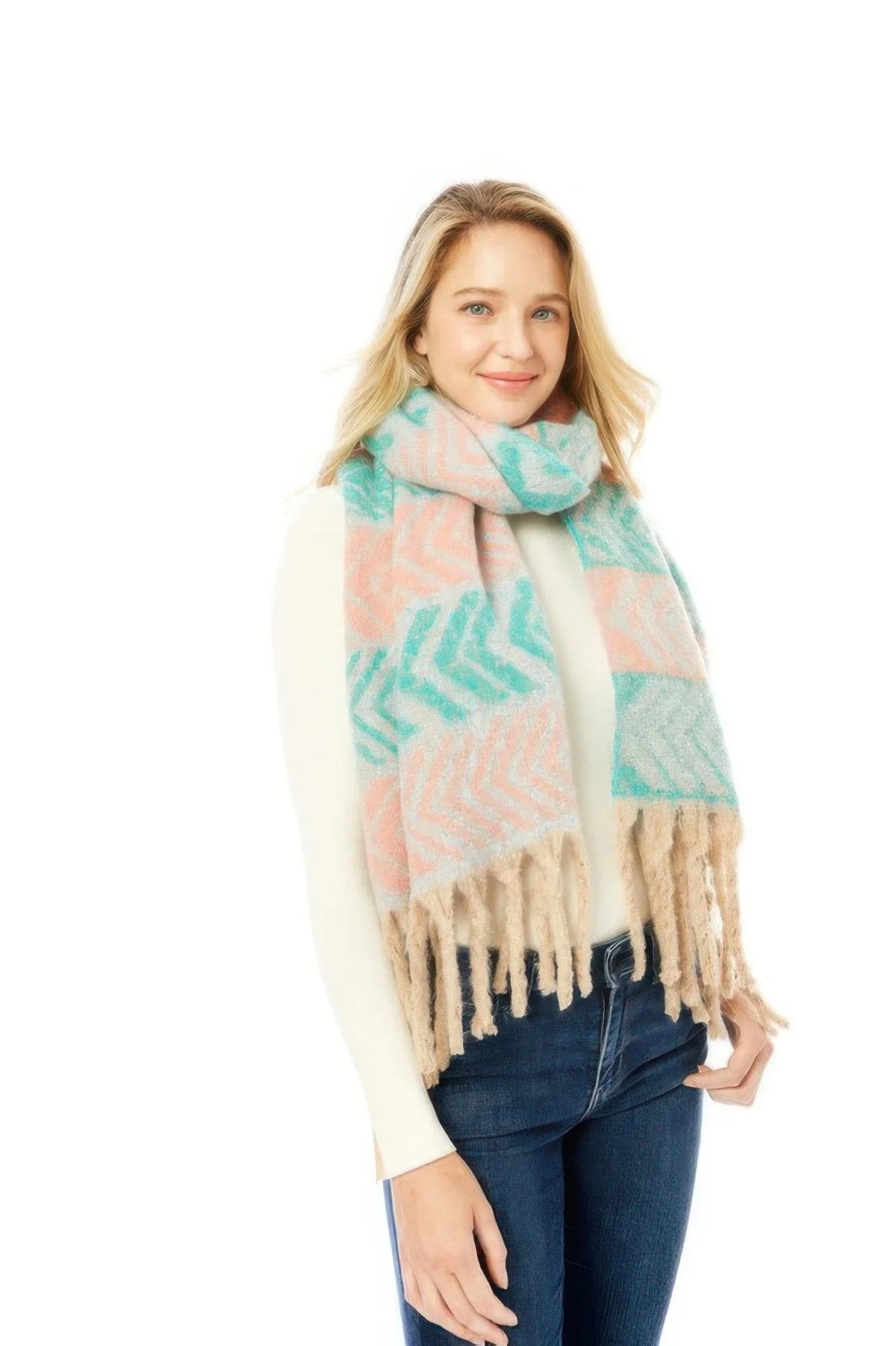 Écharpe bicolore à franges, motif chevrons rose et turquoise, portée.
