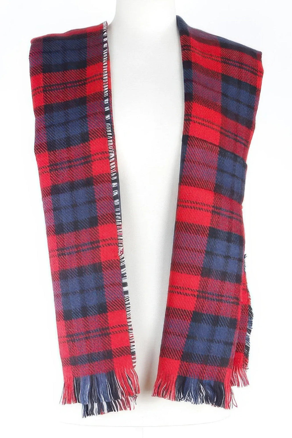 Écharpe à carreaux rouge et bleu avec franges, vue sur motif central